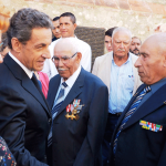 Nicolas Sarkozy avec des membres de la communauté harkie. D. R.